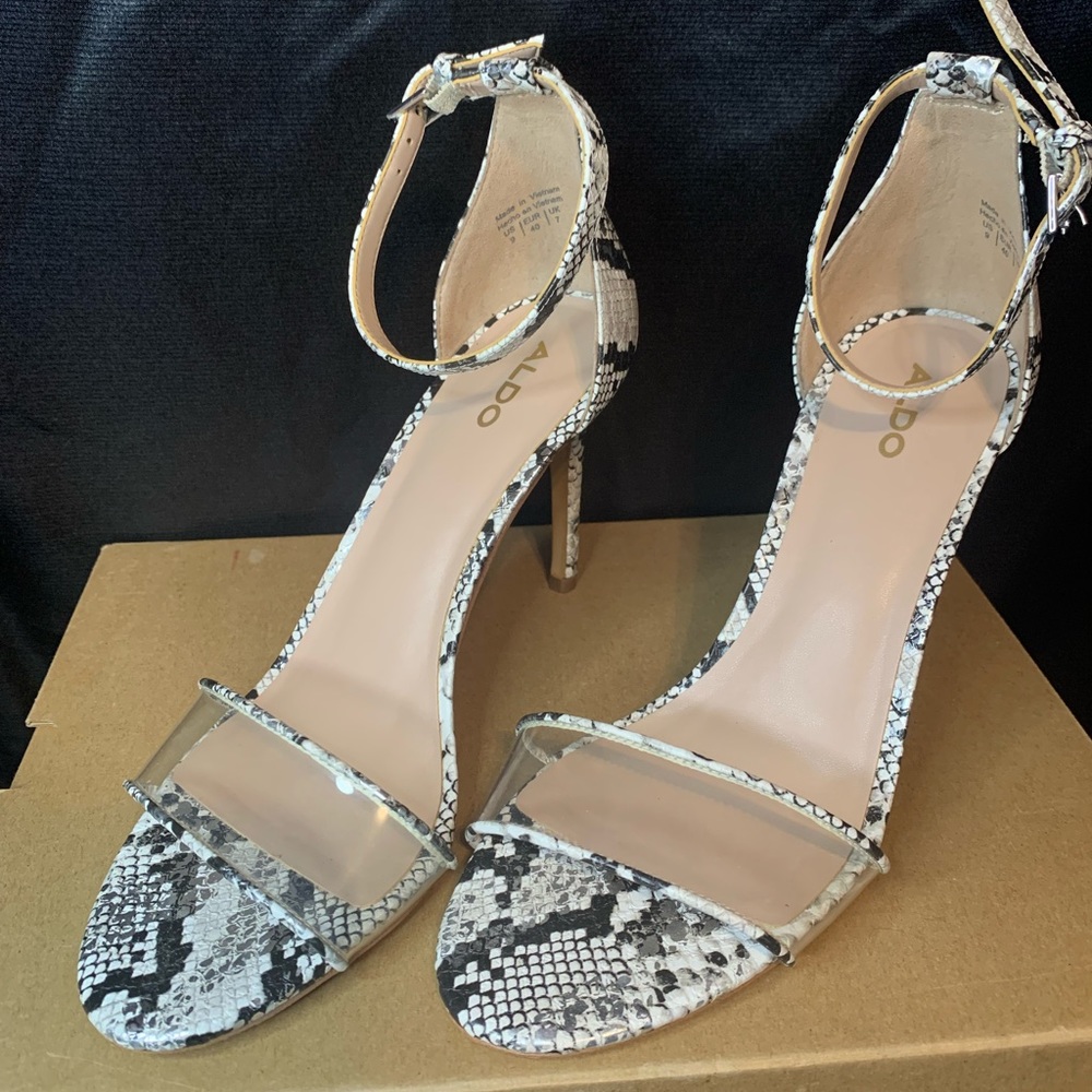 Snake skin like heels 🐍